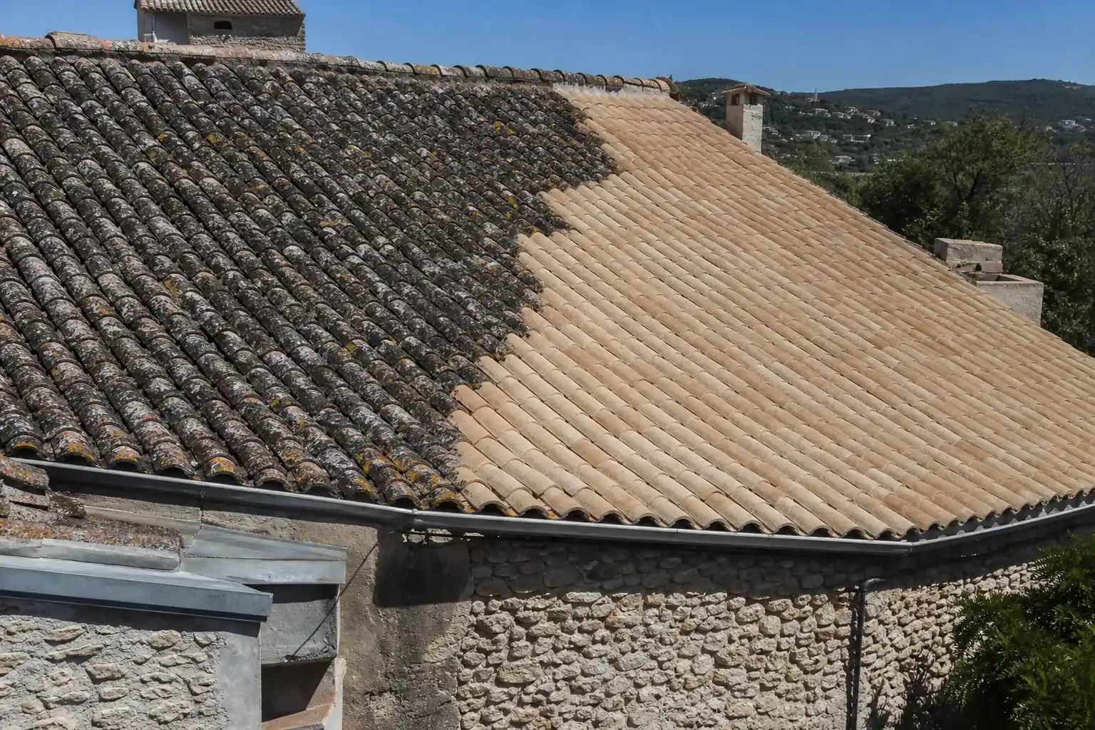 Deux versants voisins du même bâtiment, l’un noirci de lichen, l’autre nettoyé jusqu’à la tuile nue