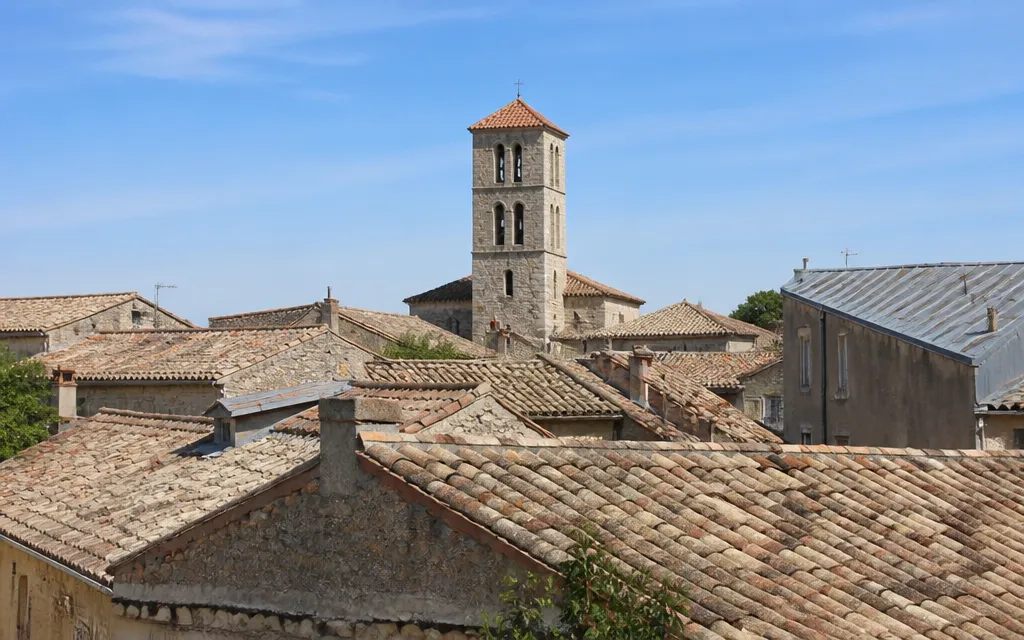 Toits de tuile d’un village de l’intérieur groupés autour d’un clocher de pierre